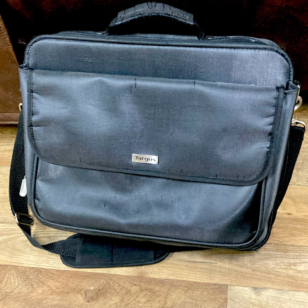 Targus briefcase black, over the shoulder,standing and laptop case!